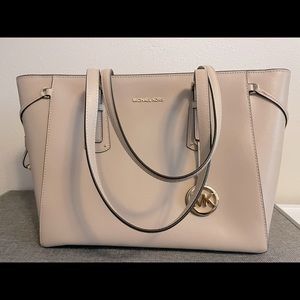Voyager MK Tote (soft pink)